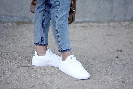Trench y tenis para entretiempo Trench y tenis para entretiempo