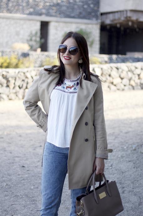 Trench y tenis para entretiempo Trench y tenis para entretiempo