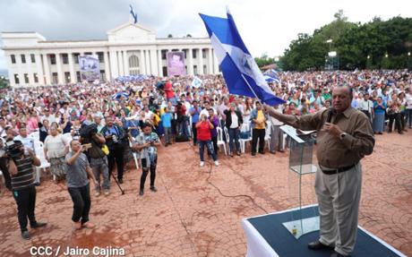 Miles de nicaragüenses en Plaza de la Revolución claman a Dios por la Paz