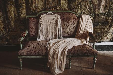 La boda romántica de Leticia y Joan en Masia Ribas vestido novia emily riggs www.bodasdecuento.com