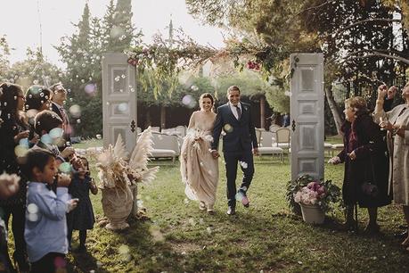 La boda romántica de Leticia y Joan en Masia Ribas boda moderna barcelona www.bodasdecuento.com