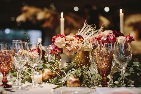 La boda romántica de Leticia y Joan en Masia Ribas centros de mesa boda www.bodasdecuento.com