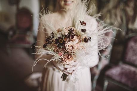 La boda romántica de Leticia y Joan en Masia Ribas ramo novia moderno www.bodasdecuento.com