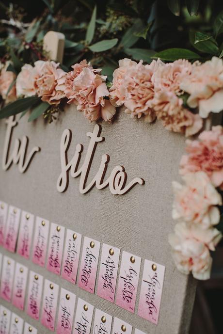 La boda romántica de Leticia y Joan en Masia Ribas seating plan caligrafiado www.bodasdecuento.com