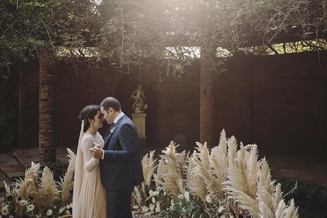 La boda romántica de Leticia y Joan en Masia Ribas ceremonia pampas www.bodasdecuento.com