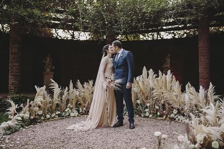 La boda romántica de Leticia y Joan en Masia Ribas boda moderna barcelona www.bodasdecuento.com