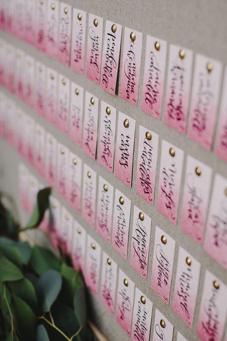 La boda romántica de Leticia y Joan en Masia Ribas seating plan caligrafiado www.bodasdecuento.com