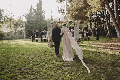 La boda romántica de Leticia y Joan en Masia Ribas entrada novia ceremonia www.bodasdecuento.com