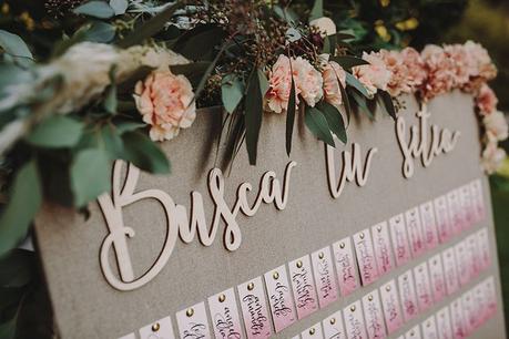 La boda romántica de Leticia y Joan en Masia Ribas seating plan caligrafiado www.bodasdecuento.com