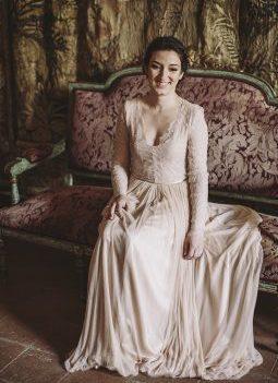 La boda romántica de Leticia y Joan en Masia Ribas vestizo novia emily riggs www.bodasdecuento.com