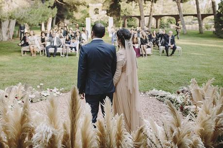 La boda romántica de Leticia y Joan en Masia Ribas boda plumeros www.bodasdecuento.com