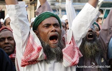 Testimonio de mujer transformada por Cristo impacta a turba de musulmanes