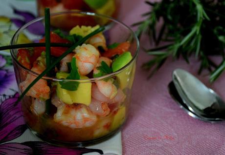 Vasitos de aguacate y langostinos Vasitos de aguacate y langostinos