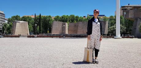 Vaqueros, vestido y zapatillas