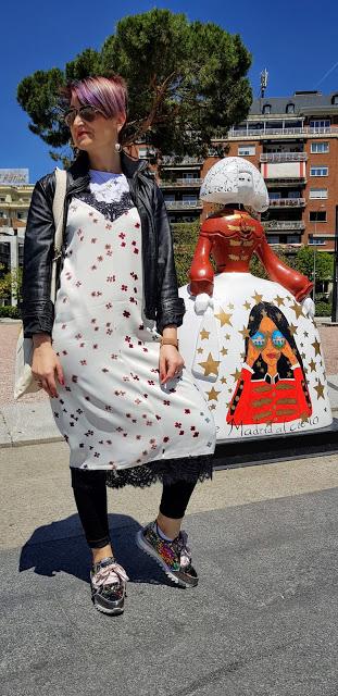 Vaqueros, vestido y zapatillas