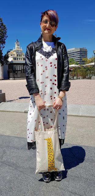 Vaqueros, vestido y zapatillas