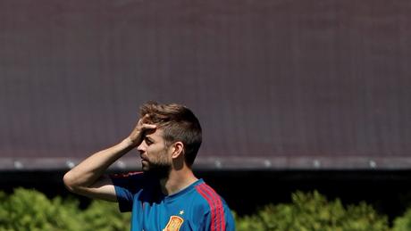 Gerard PiquÃ©, durante el entrenamiento de este lunes en Kranosdar. (EFE)