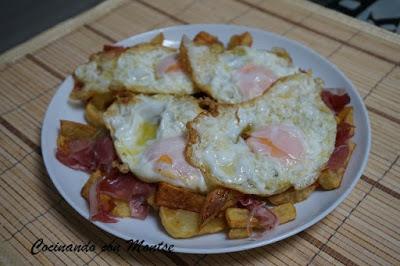 Huevos rotos con patatas y jamón