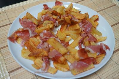 Huevos rotos con patatas y jamón