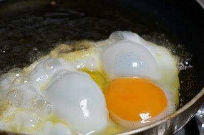 Huevos rotos con patatas y jamón