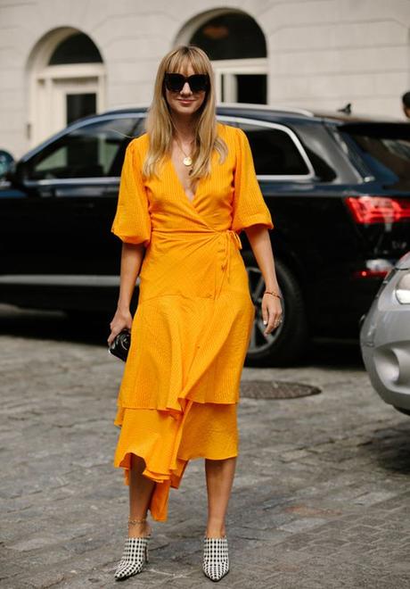 Street style vestido amarillo