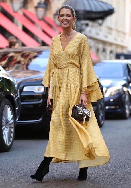 Street style vestido amarillo