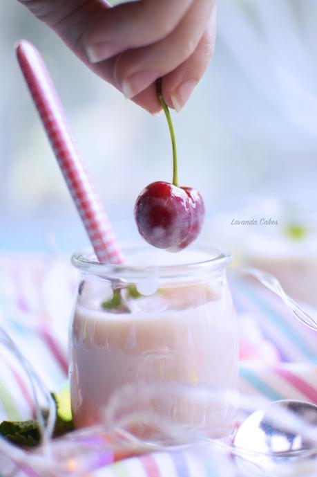 Crema fría de limón y cerezas. Crema fría de limón y cerezas.