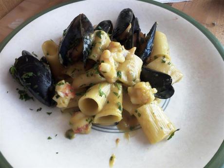 Macarrones con gambas y mejillones - Mezzi paccheri con gamberoni e cozze - Mussels and prawns pasta