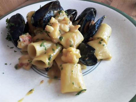 Macarrones con gambas y mejillones - Mezzi paccheri con gamberoni e cozze - Mussels and prawns pasta