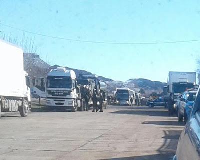 Un convoy de gendarmería se traslada por ruta 237 en dirección a Bariloche