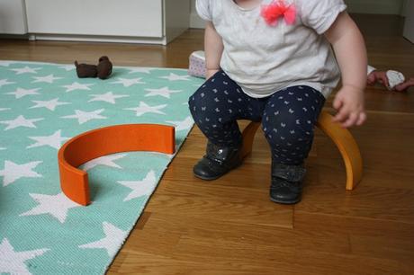 sentada sobre el arco iris