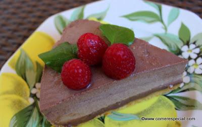 Fácil receta de tarta de chocolate sin horno y sin lactosa