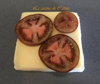 Croque vegetariano con culís de tomates