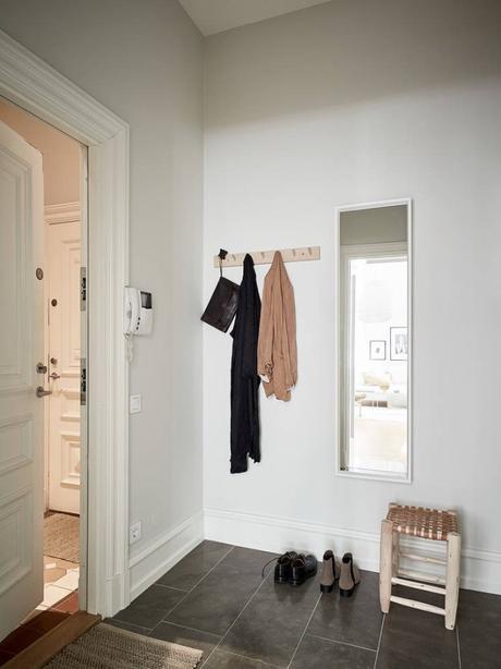 suelo de madera espigada puertas dobles interior Molduras en el techo grandes ventanales distribución diáfana detalles arquitectonicos chimenea sueca   