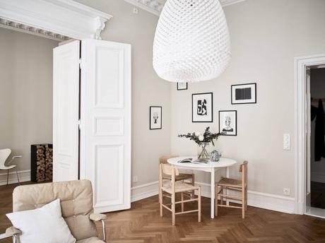 suelo de madera espigada puertas dobles interior Molduras en el techo grandes ventanales distribución diáfana detalles arquitectonicos chimenea sueca   