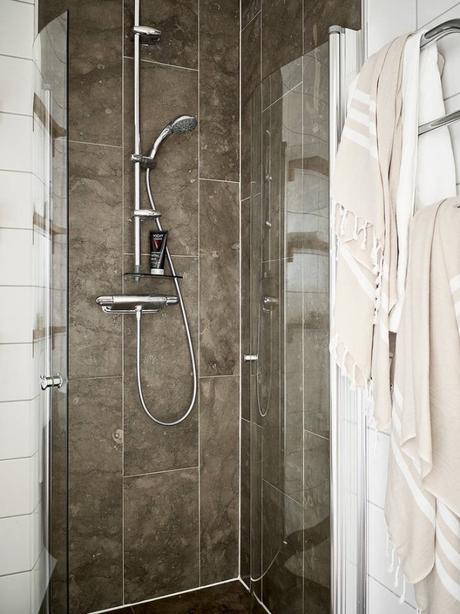 suelo de madera espigada puertas dobles interior Molduras en el techo grandes ventanales distribución diáfana detalles arquitectonicos chimenea sueca   