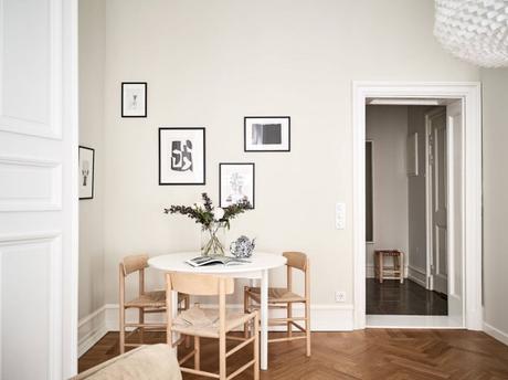 suelo de madera espigada puertas dobles interior Molduras en el techo grandes ventanales distribución diáfana detalles arquitectonicos chimenea sueca   