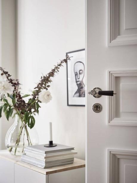 suelo de madera espigada puertas dobles interior Molduras en el techo grandes ventanales distribución diáfana detalles arquitectonicos chimenea sueca   