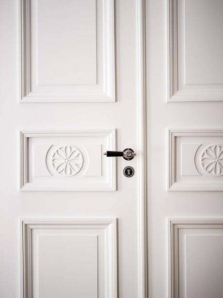 suelo de madera espigada puertas dobles interior Molduras en el techo grandes ventanales distribución diáfana detalles arquitectonicos chimenea sueca   