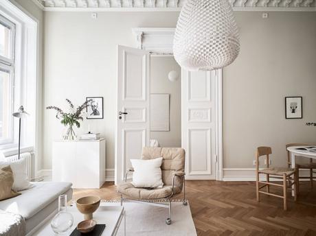 suelo de madera espigada puertas dobles interior Molduras en el techo grandes ventanales distribución diáfana detalles arquitectonicos chimenea sueca   