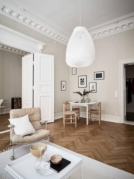 suelo de madera espigada puertas dobles interior Molduras en el techo grandes ventanales distribución diáfana detalles arquitectonicos chimenea sueca   