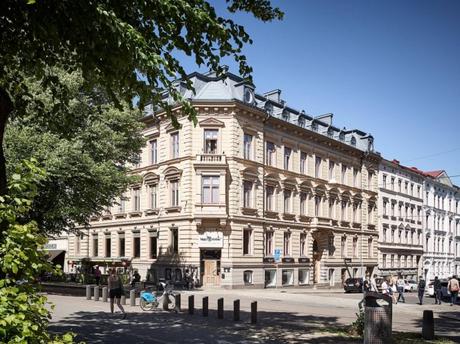 suelo de madera espigada puertas dobles interior Molduras en el techo grandes ventanales distribución diáfana detalles arquitectonicos chimenea sueca   