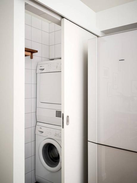 suelo de madera espigada puertas dobles interior Molduras en el techo grandes ventanales distribución diáfana detalles arquitectonicos chimenea sueca   