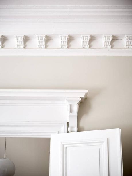 suelo de madera espigada puertas dobles interior Molduras en el techo grandes ventanales distribución diáfana detalles arquitectonicos chimenea sueca   