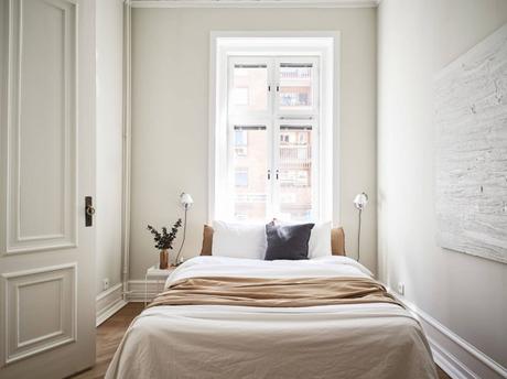 suelo de madera espigada puertas dobles interior Molduras en el techo grandes ventanales distribución diáfana detalles arquitectonicos chimenea sueca   