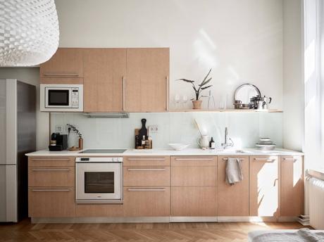 suelo de madera espigada puertas dobles interior Molduras en el techo grandes ventanales distribución diáfana detalles arquitectonicos chimenea sueca   