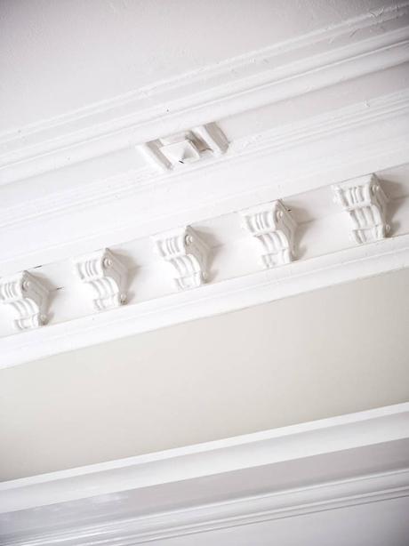 suelo de madera espigada puertas dobles interior Molduras en el techo grandes ventanales distribución diáfana detalles arquitectonicos chimenea sueca   