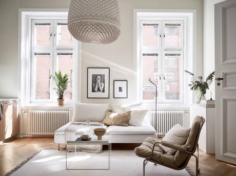 suelo de madera espigada puertas dobles interior Molduras en el techo grandes ventanales distribución diáfana detalles arquitectonicos chimenea sueca   