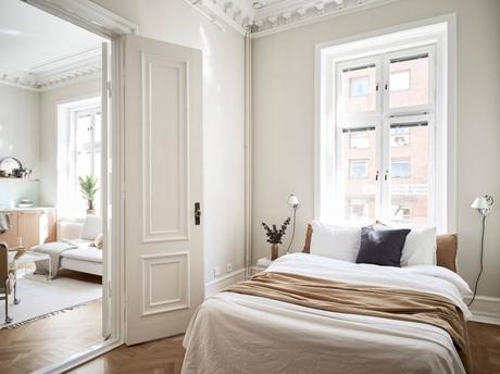 suelo de madera espigada puertas dobles interior Molduras en el techo grandes ventanales distribución diáfana detalles arquitectonicos chimenea sueca   