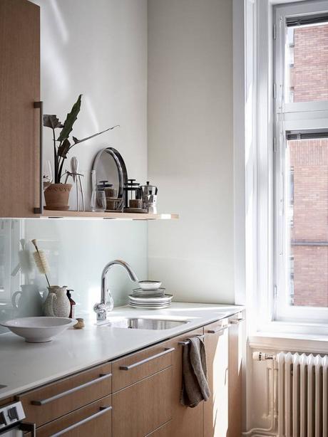 suelo de madera espigada puertas dobles interior Molduras en el techo grandes ventanales distribución diáfana detalles arquitectonicos chimenea sueca   